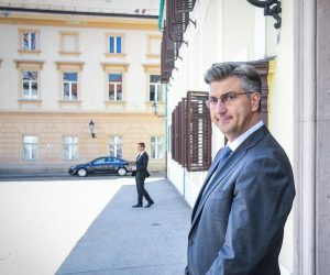 25.04.2019., Zagreb - Predsjednik Vlade RH Andrej Plenkovic ispred zgrade Vlade docekao Predsjednicu Republike Hrvatske Kolindu Grabar-Kitarovic. 
Photo: Josip Regovic/PIXSELL