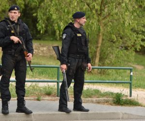 26.04.2017., Sibenik -
Policijske kontrole i blokade u Sibeniku i oko njega zbog trostrukog ubojstva za cijim se pociniteljem jos uvijek traga.
Photo: Hrvoje Jelavic/PIXSELL