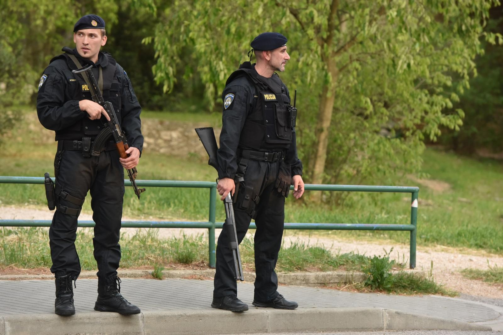 26.04.2017., Sibenik -
Policijske kontrole i blokade u Sibeniku i oko njega zbog trostrukog ubojstva za cijim se pociniteljem jos uvijek traga.
Photo: Hrvoje Jelavic/PIXSELL