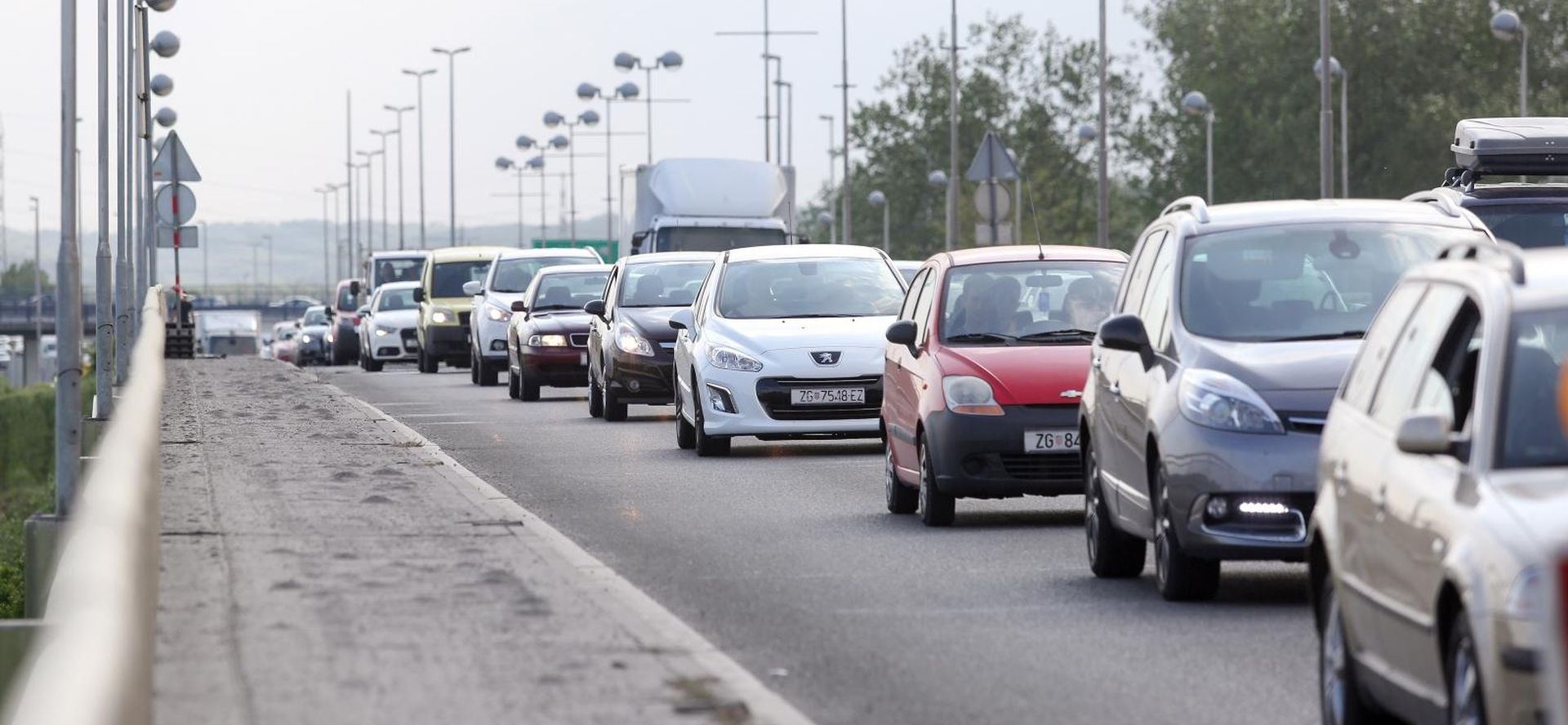 26.04.2018., Zagreb - Sudar dva osobna automobila i kamiona s prikolicom na Ljubljanskoj aveniji u smjeru istoka nakon Jankomirskog mosta. 

Photo: Luka Stanzl/PIXSELL