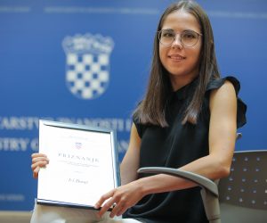 26.07.2019., Zagreb -U Ministarstvu znanosti i obrazovanja dodjeljene su nagrade najboljim maturantima strukovnih skola. Nagradu Soljacic, u iznosu od 5.000 americkih dolara, primila je Iva Barac, ucenica 3. gimnazije iz Splita. Ona je najbolje polozila maturu iz matematike, fizike i hrvatskoga.
Photo: Tomislav Miletic/PIXSELL