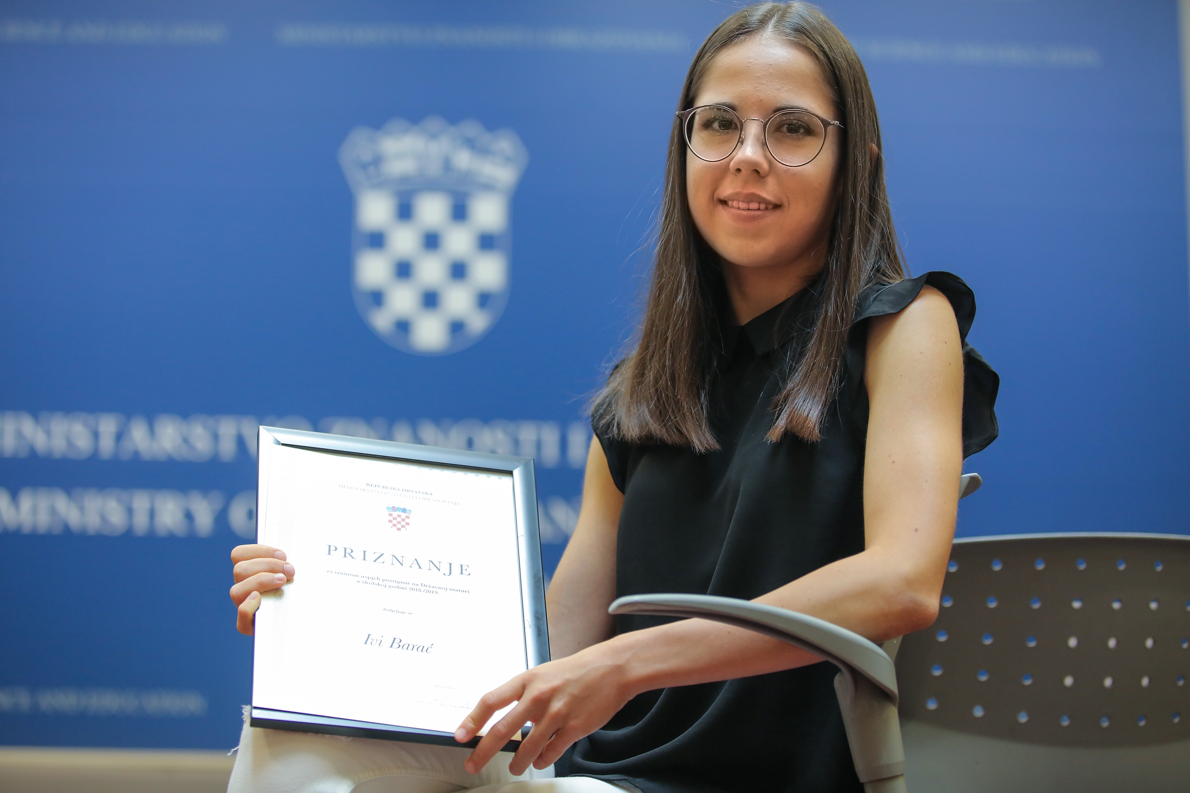 26.07.2019., Zagreb -U Ministarstvu znanosti i obrazovanja dodjeljene su nagrade najboljim maturantima strukovnih skola. Nagradu Soljacic, u iznosu od 5.000 americkih dolara, primila je Iva Barac, ucenica 3. gimnazije iz Splita. Ona je najbolje polozila maturu iz matematike, fizike i hrvatskoga.
Photo: Tomislav Miletic/PIXSELL