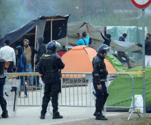 Međunarodni cestovni granični prijelaz Maljevac - Velika Kladuša i dalje zatvoren 26.10.2018., Velika Kladusa, BiH - Na granicnom prijelazu Velika Kladusa - Maljevac situacija je mirna te migranti drze svoju stranu dok policija cuva granicne prijelaze s Hrvatske te BiH strane. Photo: Sanjin Strukic/PIXSELL