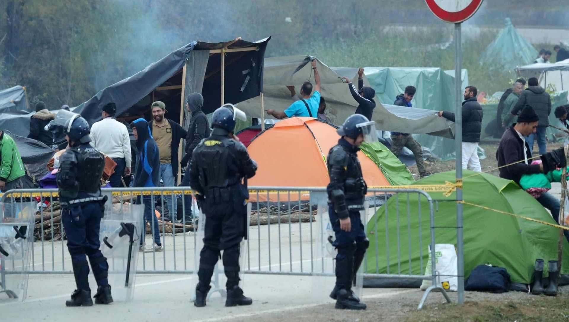 Međunarodni cestovni granični prijelaz Maljevac - Velika Kladuša i dalje zatvoren 26.10.2018., Velika Kladusa, BiH - Na granicnom prijelazu Velika Kladusa - Maljevac situacija je mirna te migranti drze svoju stranu dok policija cuva granicne prijelaze s Hrvatske te BiH strane. Photo: Sanjin Strukic/PIXSELL