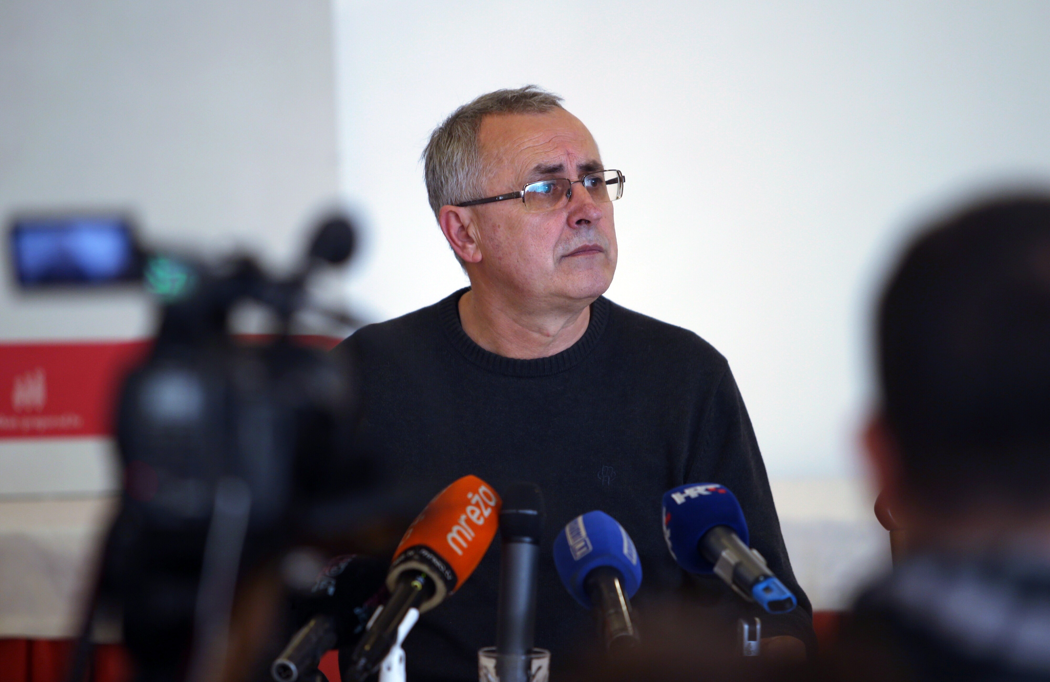 26.11.2018., Split - Predsjednik Sindikata zaposlenika u hrvatskom skolstvu Preporod Zeljko Stipic s kolegom voditeljem podrucnog ureda u Splitu Sebastijanom Troskotom odrzao konferenciju za medije na temu Skola za zivot s placom od koje se ne moze zivjeti i najavio strajk 28. studenog. Zeljko Stipic. 
Photo: Ivo Cagalj/PIXSELL