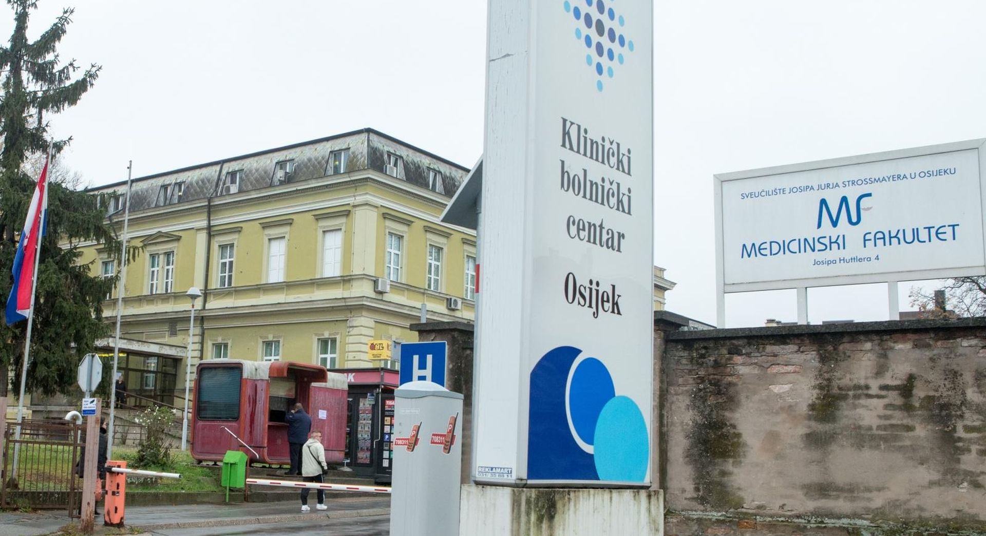 27.11.2018., Osijek - Gradonacelnik Ivan Vrkic s ravnateljem KBC Osijek doc. dr.sc. Zeljkom Zupcicem i suradnicima obisao je prostorije Klinike za ginekologiju i opstetriciju obnovljene novcem koji je donirao Grad Osijek i to u iznosu od 100 000 kuna.

Photo: Dubravka Petric/PIXSELL