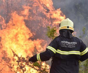 28.07.2019., Mihaljevici - Tijekom jutra ponovo je buknuo pozar u Mihaljevicima koji je zaprijetio kucama. Uz kopnene snage pozar su gasili i kanaderi te air tractori.
Photo: Hrvoje Jelavic/PIXSELL