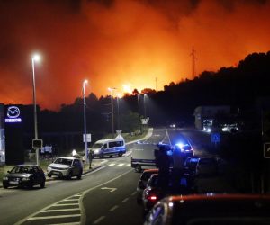 28.07.2019.,Sibenik - Borba sa vatrenom stihijomu Bilicama i okolnim zaseocima trajala je cijelu noc.Vatrogasci,hrvatska vojska,policija i gradjani dali su sve od sebe kako bi vatrenu stihiju stavili pod kontrolu.
Photo: Dusko Jaramaz/PIXSELL