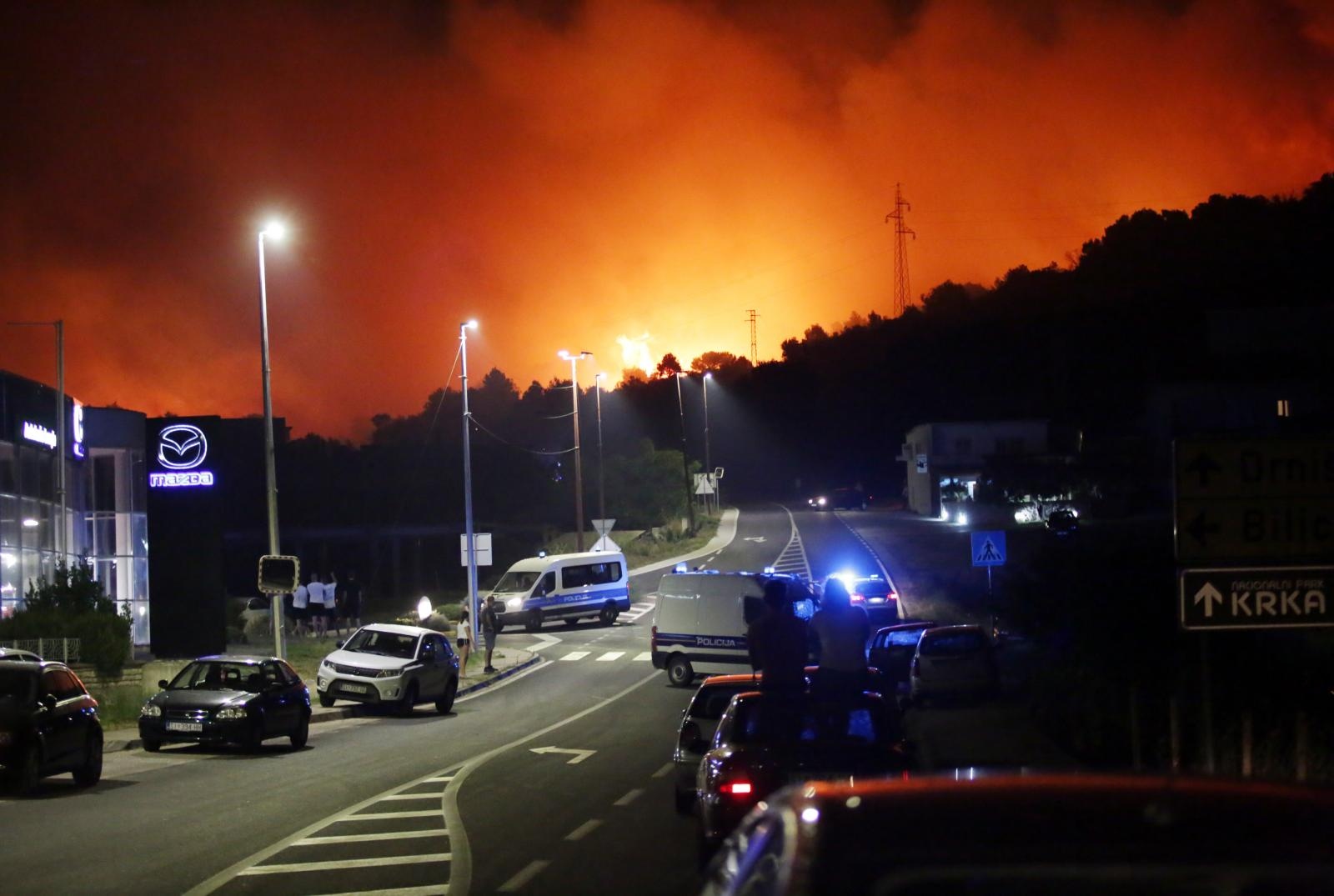 28.07.2019.,Sibenik - Borba sa vatrenom stihijomu Bilicama i okolnim zaseocima trajala je cijelu noc.Vatrogasci,hrvatska vojska,policija i gradjani dali su sve od sebe kako bi vatrenu stihiju stavili pod kontrolu.
Photo: Dusko Jaramaz/PIXSELL