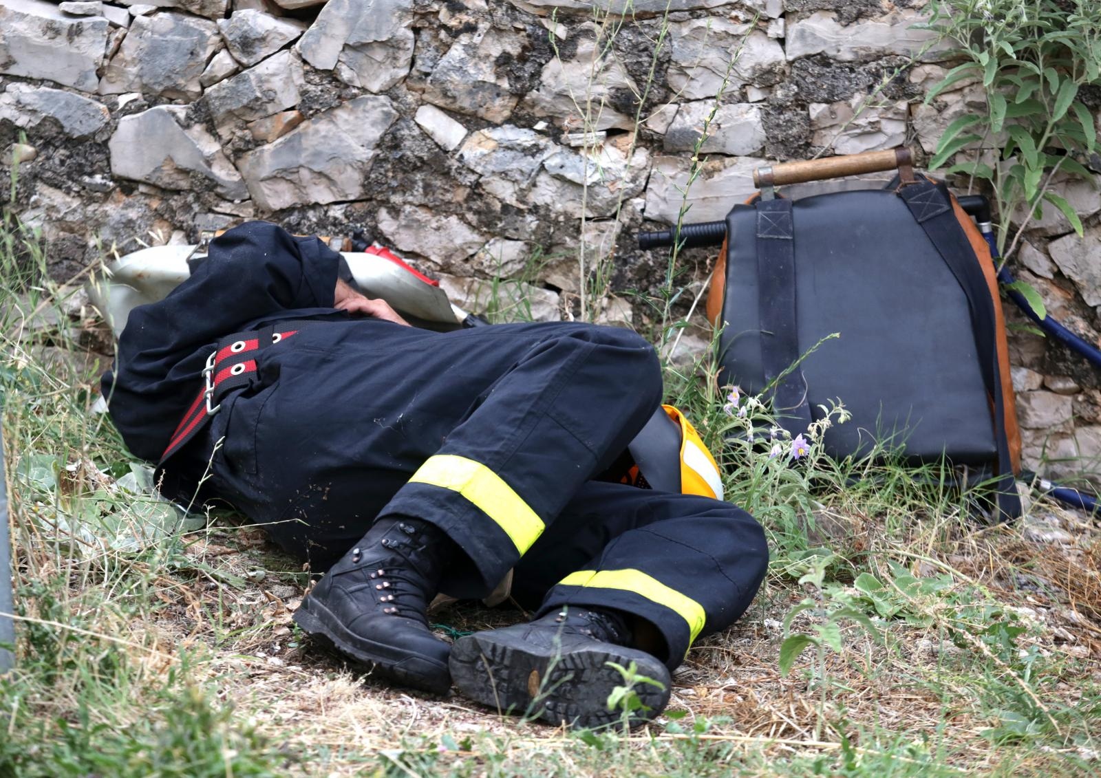 28.07.2019.,Sibenik - Nakon neprospavane noci i borbe sa vatrenom stihijom gasitelji odmaraju i pripremaju se za danasanji dan pun neizvjesnosti.
Photo: Dusko Jaramaz/PIXSELL