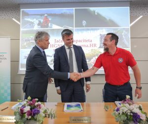 29.07.2019., Zagreb -U zgradi Hrvatskih voda odrzano je potpisivanje ugovora o donaciji kojim je HGSS dobio 30 milijuna kuna od drzave. Ugovor su potpisali ministar zastite okolisa i energetike Tomislav Coric, generalni direktor Hrvatskih voda Zoran Djurokovic te procelnik Hrvatske gorske sluzbe spasavanja (HGSS) Josip Granic. 
Photo: Tomislav Miletic/PIXSELL