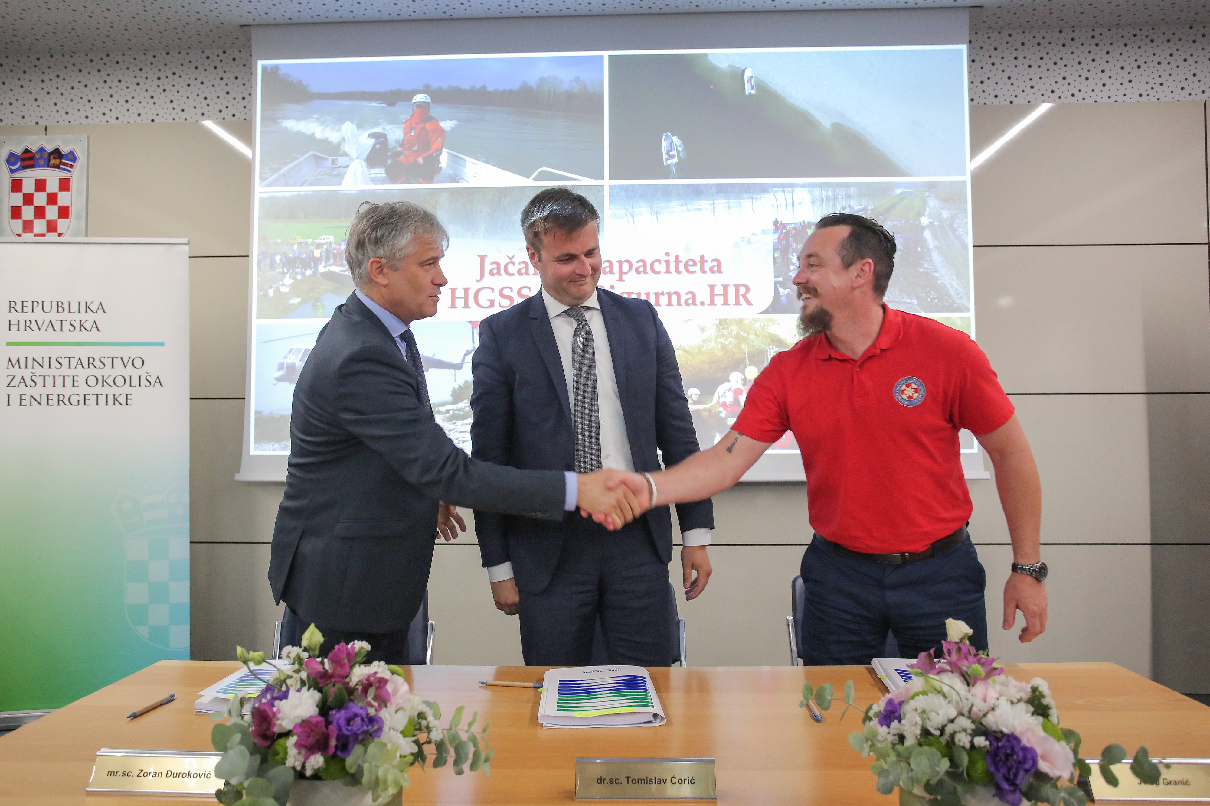 29.07.2019., Zagreb -U zgradi Hrvatskih voda odrzano je potpisivanje ugovora o donaciji kojim je HGSS dobio 30 milijuna kuna od drzave. Ugovor su potpisali ministar zastite okolisa i energetike Tomislav Coric, generalni direktor Hrvatskih voda Zoran Djurokovic te procelnik Hrvatske gorske sluzbe spasavanja (HGSS) Josip Granic. 
Photo: Tomislav Miletic/PIXSELL