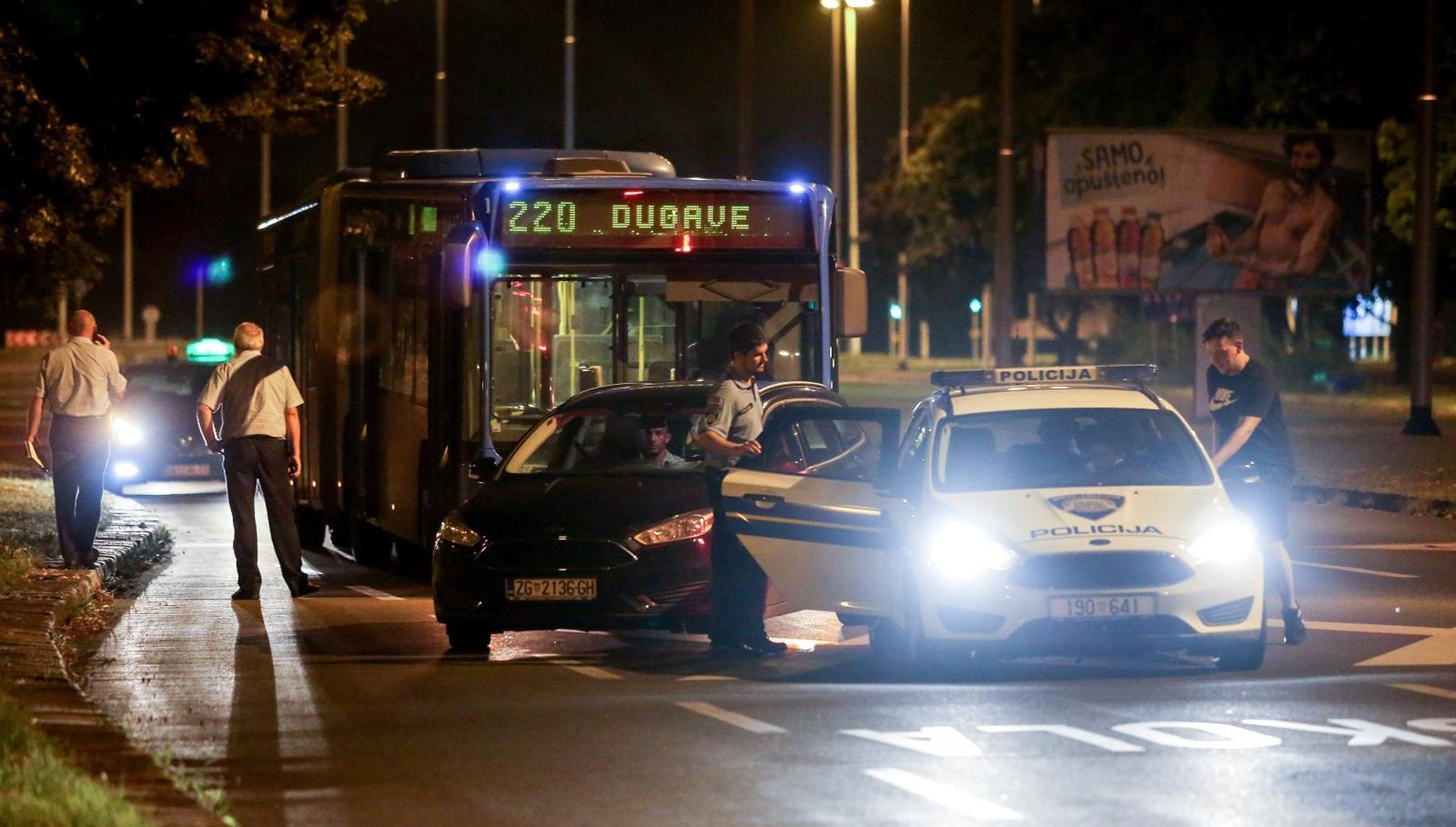 30.07.2019.,Zagreb, Vatikanska ulica, Dugave. U ZETovom autobusu migrant skarama napao skupinu mladica.
Photo: Marin Tironi/PIXSELL