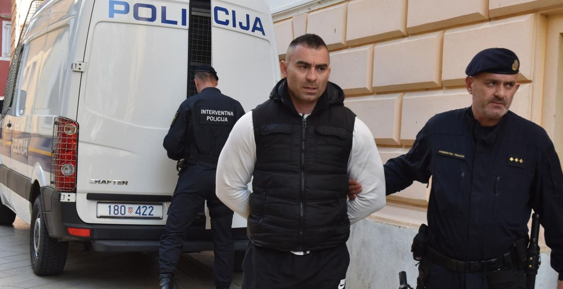 Zadar: Privođenje Darka Kovačevića, Daruvarca sucu istrage 31.03.2019., Zadar - Privodjenje Darka Kovacevica, Daruvarca iz policijske postaje sucu istrage. 
Photo: Hrvoje Jelavic/PIXSELL