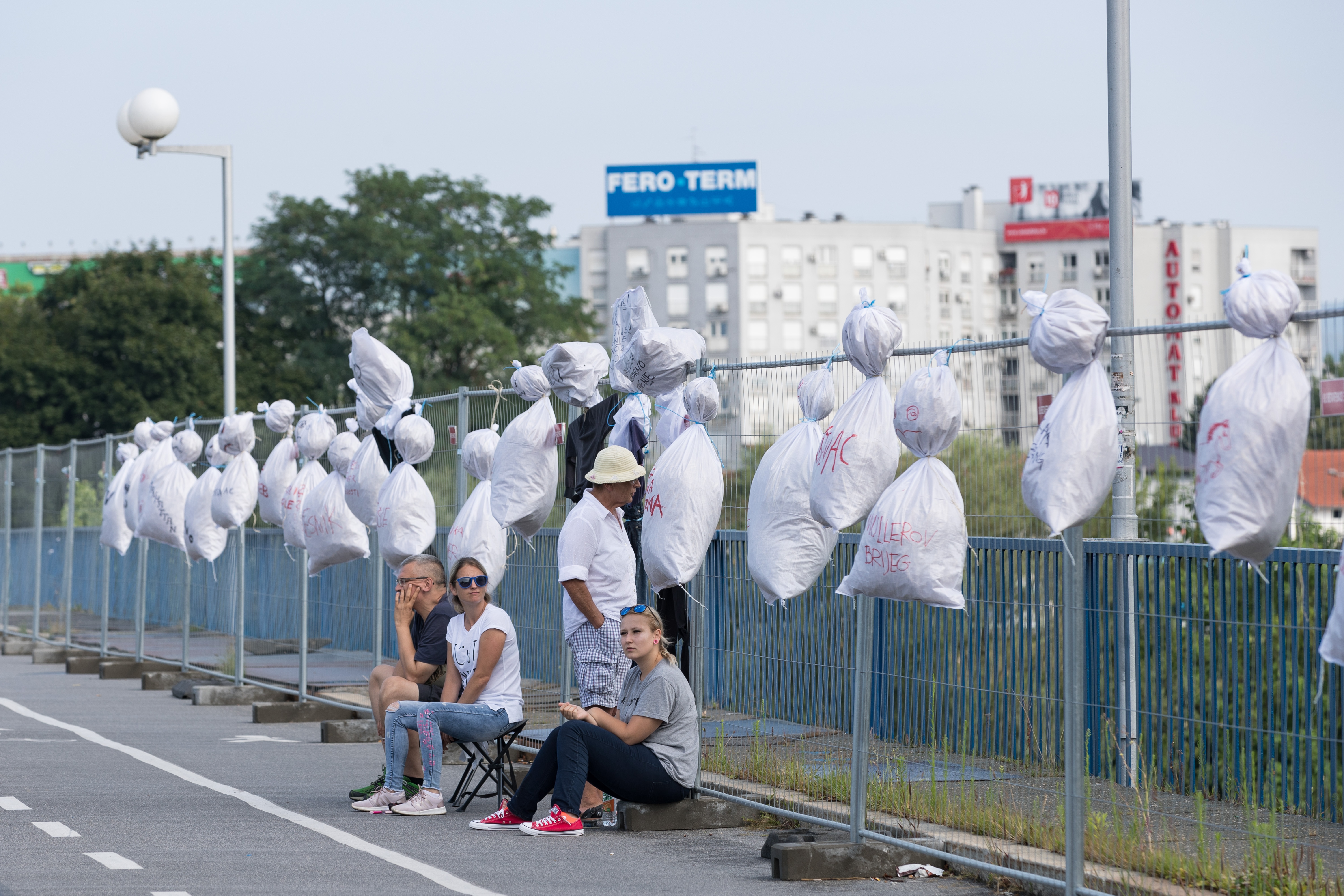 31.07.2019., Zagreb - Gordana Pasanec koja vodi facebook stranicu Zagreb te zove, uz pomoc nekolicine gradjana iz drugih inicijativa objesila je na pjesacki most vrece s imenima projekata koje je gradonacelnik najavio, a nije realizirao. 
Photo: Davor Puklavec/PIXSELL
