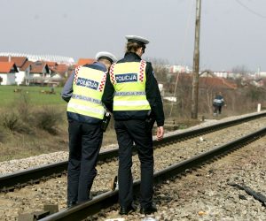 Zagreb, 08.04.2013 - U naletu manevarske lokomotive na kombi vozilo, koji se dogodio oko 14 sati na prunom prijelazu Sv. Klara u Zagrebu, ozlijeðene su dvije osobe iz kombija, izvijestila je zagrebaèka policija. Uzroci nesreæe trebali bi biti poznati nakon oèevida koji je u tijeku.
foto FaH/ Denis CERIÆ /dc