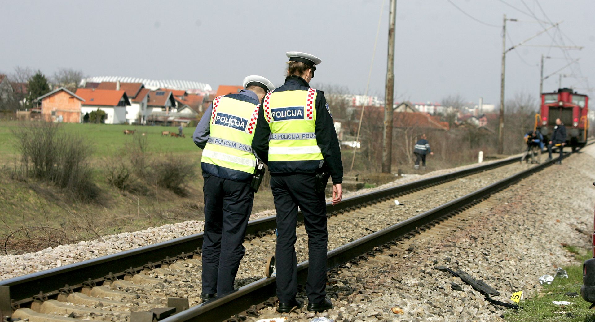 Zagreb, 08.04.2013 - U naletu manevarske lokomotive na kombi vozilo, koji se dogodio oko 14 sati na prunom prijelazu Sv. Klara u Zagrebu, ozlijeðene su dvije osobe iz kombija, izvijestila je zagrebaèka policija. Uzroci nesreæe trebali bi biti poznati nakon oèevida koji je u tijeku.
foto FaH/ Denis CERIÆ /dc