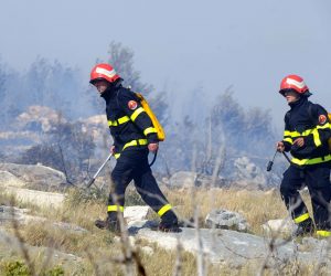 Divulje, 14.08.2012 - Arhivska fotografija od dana 08.07.2010. godine prikazuje  vatrogasce tijekom gaenja poara kod Grebatice, na ibenskom podruèju. Poar na kod mjesta Sonkoviæ kraj Skradina i dalje se gasi, a na poaritu je 20-ak vatrogasaca iz DIP-a ibenik, JVP-a ibenik i DVD-a Brodarica Krapanj, Dubravice, Skradin, Pirovac, navodi Dravna uprava za zatitu i spaavanje (DUZS) u izvijeæu od 11 sati. 
foto FaH/ t