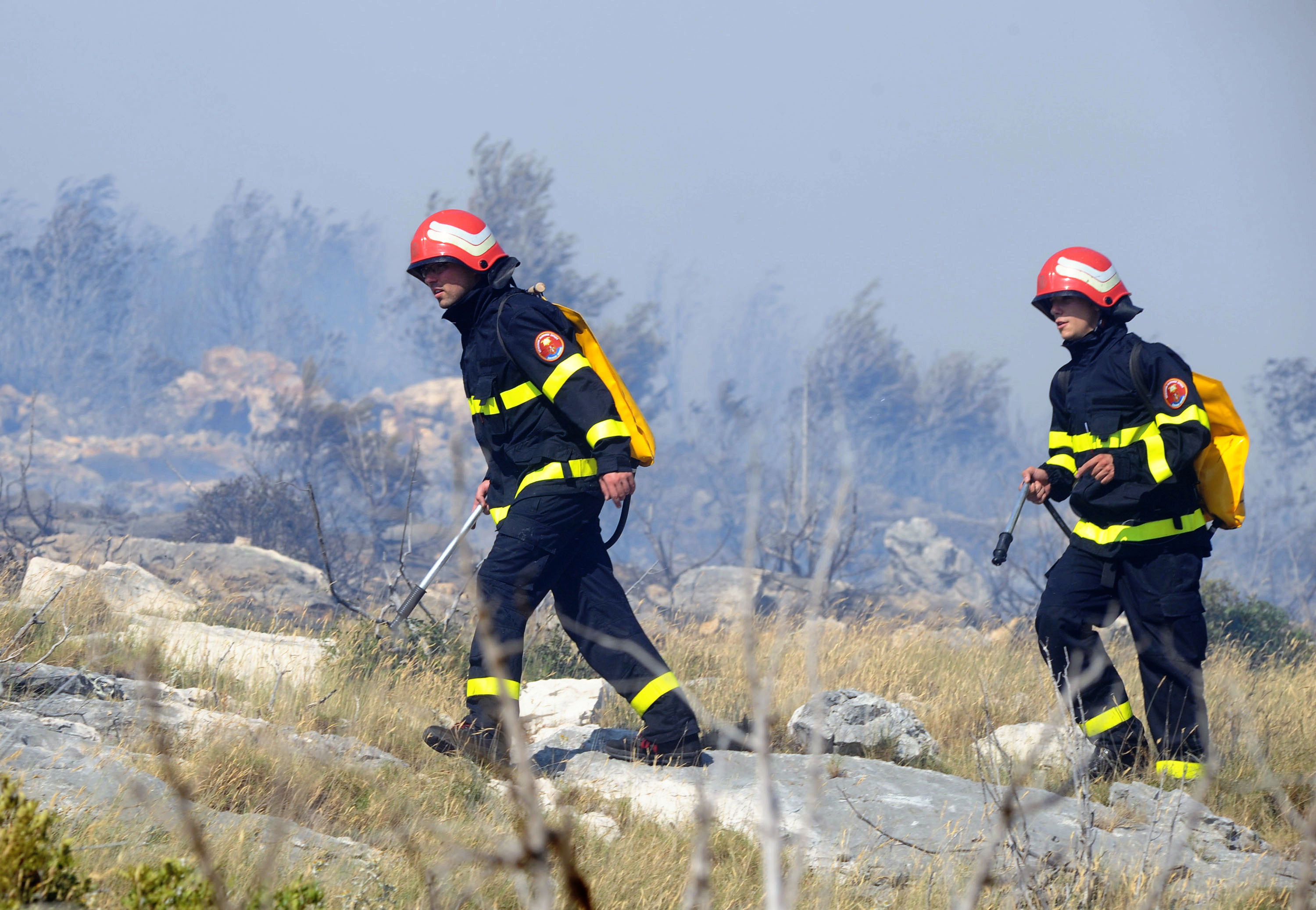 Divulje, 14.08.2012 - Arhivska fotografija od dana 08.07.2010. godine prikazuje  vatrogasce tijekom gaenja poara kod Grebatice, na ibenskom podruèju. Poar na kod mjesta Sonkoviæ kraj Skradina i dalje se gasi, a na poaritu je 20-ak vatrogasaca iz DIP-a ibenik, JVP-a ibenik i DVD-a Brodarica Krapanj, Dubravice, Skradin, Pirovac, navodi Dravna uprava za zatitu i spaavanje (DUZS) u izvijeæu od 11 sati. 
foto FaH/ t
