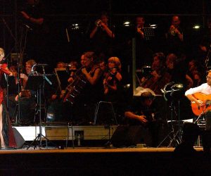 Pula, 31.07.2004 - U pulskoj Areni sinoæ je pred tri tisuæe gledatelja izvedena opera "Carmen", Geogesa Bizeta, u novom glazbenom ruhu, a koautori  (skladatelji) i orkestratori  su  Miklos Malek i Janos Nagy. foto FaH