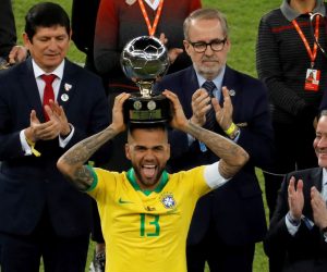 epaselect epa07702462 Brazil's Dani Alves holds the trophy after the Copa America 2019 final soccer match between Brazil and Peru, at Maracana Stadium in Rio de Janeiro, Brazil, 07 July 2019.  EPA/Paulo Whitaker
