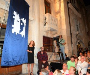 Split, 14.7.2019 - Premijernom izvedbom opere Giuseppea Verdija "Rigoletto" u režiji Dražena Siriščevića i pod ravnanjem Ive Lipanovića počelo je 65. splitsko ljeto. Na slici dizanje festivalske zastave na Peristilu.
foto HINA/ Mario STRMOTIĆ/ ua