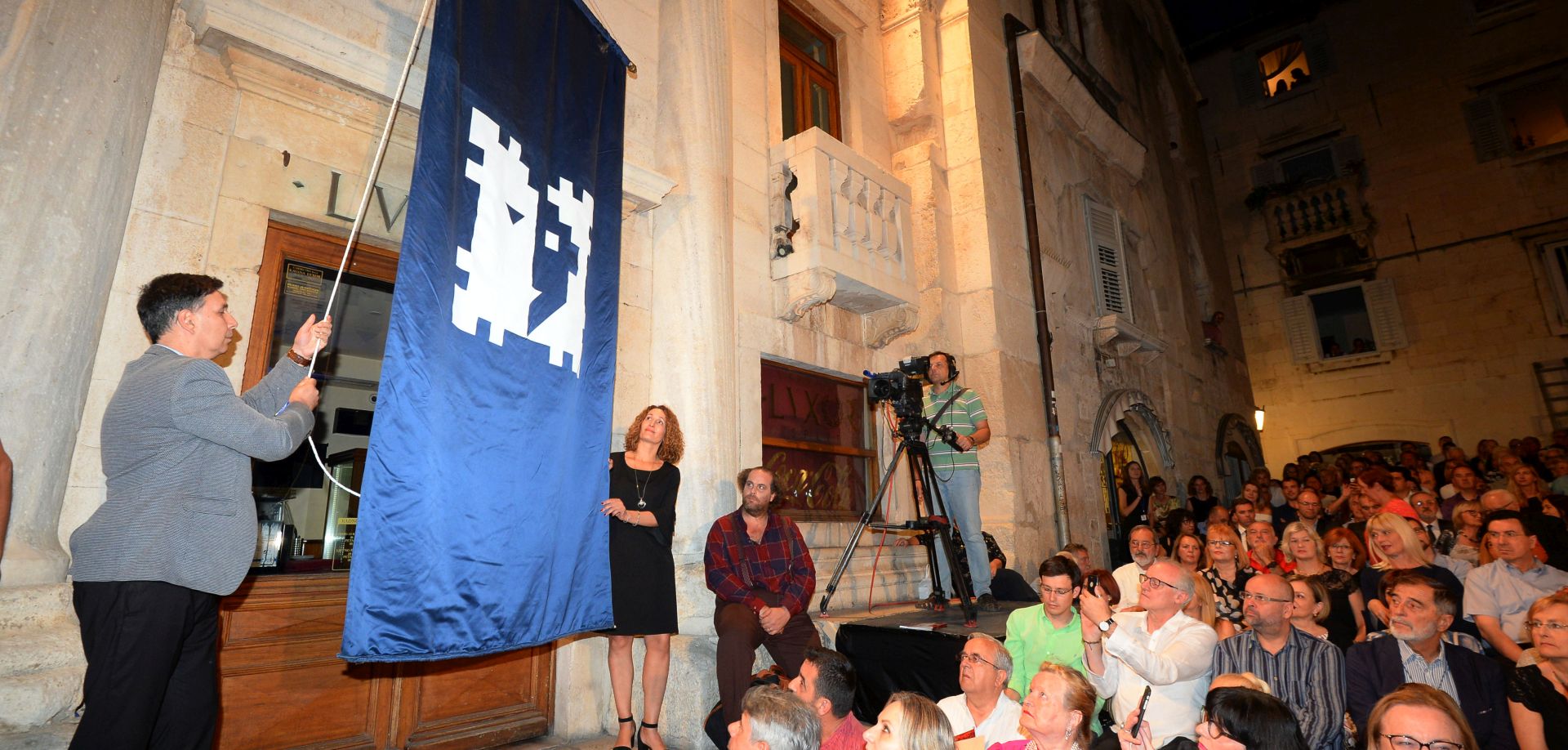 Split, 14.7.2019 - Premijernom izvedbom opere Giuseppea Verdija "Rigoletto" u režiji Dražena Siriščevića i pod ravnanjem Ive Lipanovića počelo je 65. splitsko ljeto. Na slici dizanje festivalske zastave na Peristilu.
foto HINA/ Mario STRMOTIĆ/ ua