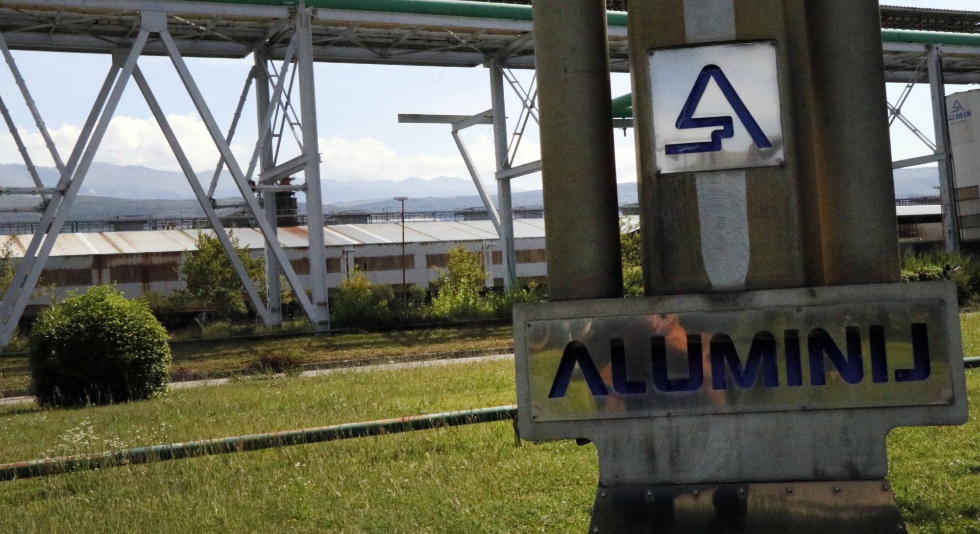 Mostar, 15.7.2019. - Predsjednik Nadzornog odbora Aluminija d.d. Mostar Zdenko Klepić izjavio je u ponedjeljak da je federalna vlada u petak donijela odluku o nastavku poslovanja Aluminija u okviru programa stabilizacije, što po njegovim riječima znači da u sljedećih šest mjeseci neće biti stečaja niti će netko moći blokirati račune Aluminija. foto HINA/ Ivan ROZIC/ ml