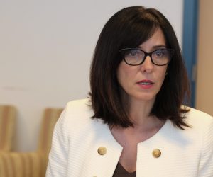 Zagreb, 17.07.2019. - Na brifingu su predstavljeni rezultati ispitivanja zadovoljstva roditelja eksperimentalnom fazom kurikularne reforme, istraživanje kako učenici rješavaju probleme koje je proveo Nacionalni centar za vanjsko vrednovanje obrazovanja, te evaluacija skupova uživo za pripremu frontalnoga uvođenja kurikularne reforme koji su održani u lipnju i srpnju. 
Na fotografiji Blaženka Divjak.
foto HINA/ Edvard ŠUŠAK/ es