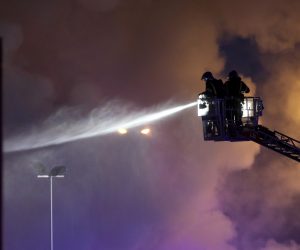 Zagreb, 24.7.2019. - Zagrebaèki vatrogasci gase poar koji je polijepodne izbio u reciklanom dvoritu na Jakuevcu otkud suklja crni gusti dim. foto HINA/ Lana SLIVAR DOMINIÆ/ lsd