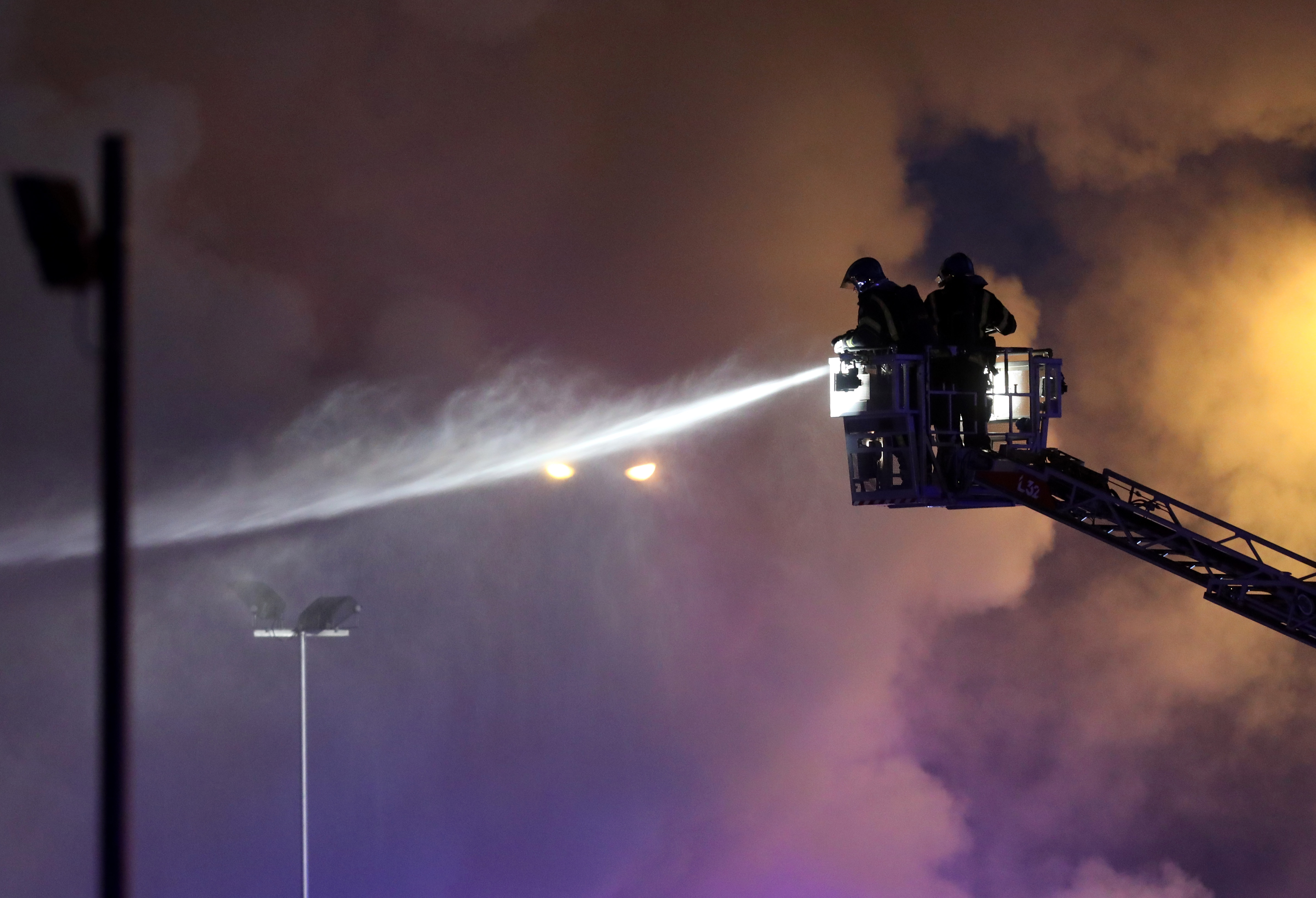 Zagreb, 24.7.2019. - Zagrebaèki vatrogasci gase poar koji je polijepodne izbio u reciklanom dvoritu na Jakuevcu otkud suklja crni gusti dim. foto HINA/ Lana SLIVAR DOMINIÆ/ lsd