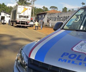 epa07748137 A refrigerated truck arrives at the Regional Recovery Center in Altamira, Para state, Brazil, 29 July 2019. A Riot that broke out on 29 July, between rival gangs at the Regional Recovery Center, has claimed the lives of more than 50 inmates.  EPA/KAIO MARCELLUS