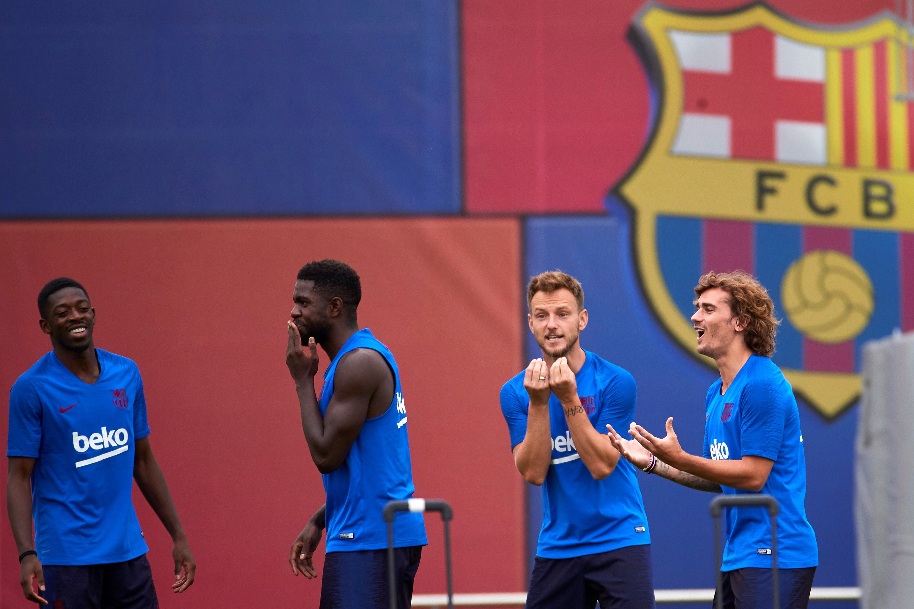 epa07749651 Barcelona's FC players Ivan Rakitic (2-R), Antoine Griezmann (R), Samuel Umtiti and Ousman Dembele (L) attend the team's training session at Joan Gamper's sport city in Barcelona, Spain, 31 July 2019. Barcelona will be facing Arsenal FC on 04 August 2019 as part of the traditional Joan Gamper Trophy in Barcelona.  EPA/Alejandro Garcia