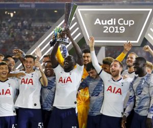 epa07750593 Tottenham players celebrate with the trophy after winning the Audi Cup final soccer match between Tottenham Hotspur and Bayern Munich in Munich, Germany, 31 July 2019.  EPA/RONALD WITTEK