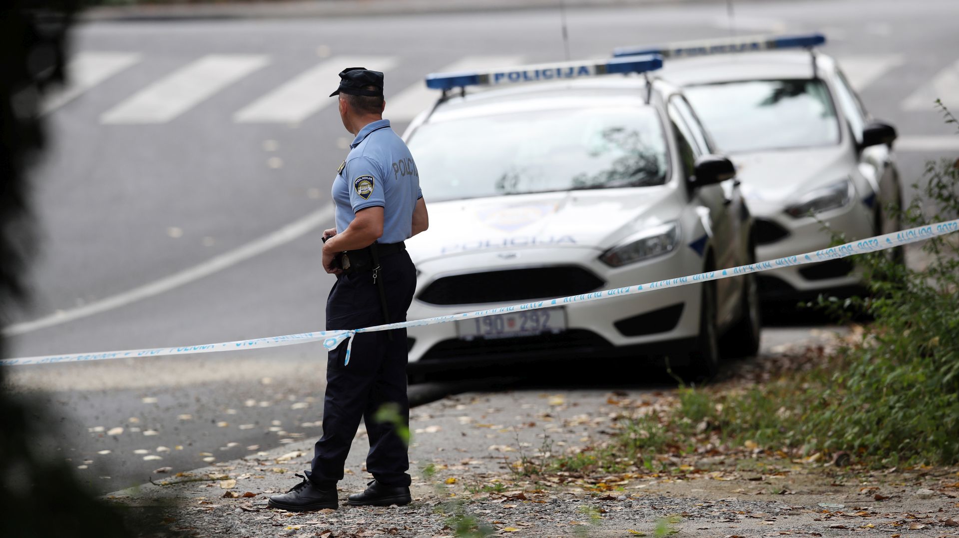 Zagreb, 02.08.2019 - esterostruki ubojica sa zagrebaèke Kajzerice ubio se prilikom uhiæenja u blizini jezera u zagrebaèkoj Brezovici. Na slici pripadnici policije tijekom oèevida.
foto HINA/ Damir SENÈAR/ ds