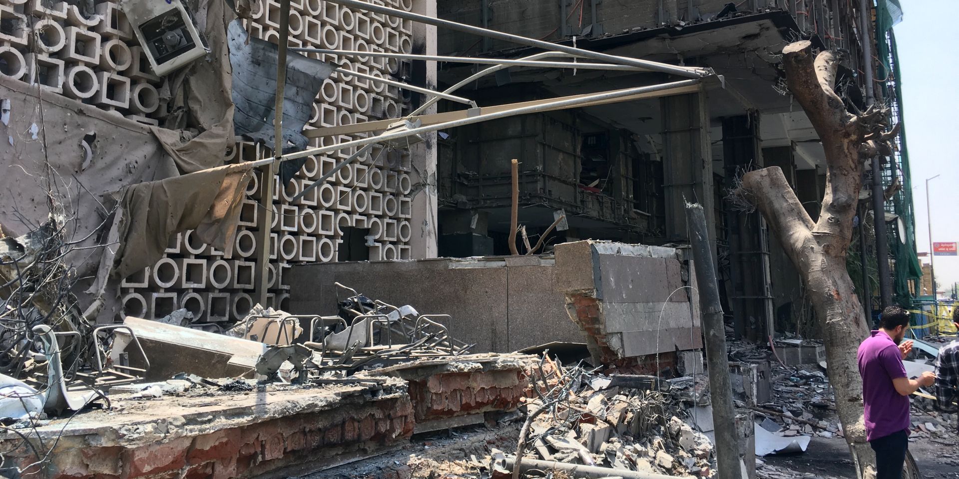 epa07757641 A view of the damaged facade of the National Cancer Institute after an overnight fire from a blast, Cairo, Egypt, 05 August 2019. According to reports, at least 19 people died and 30 Injured on 04 August in an explosion which the ministry of interior said occurred after four vehicles collided outside the National Cancer Institute in Cairo.  EPA/MOHAMED HOSSAM