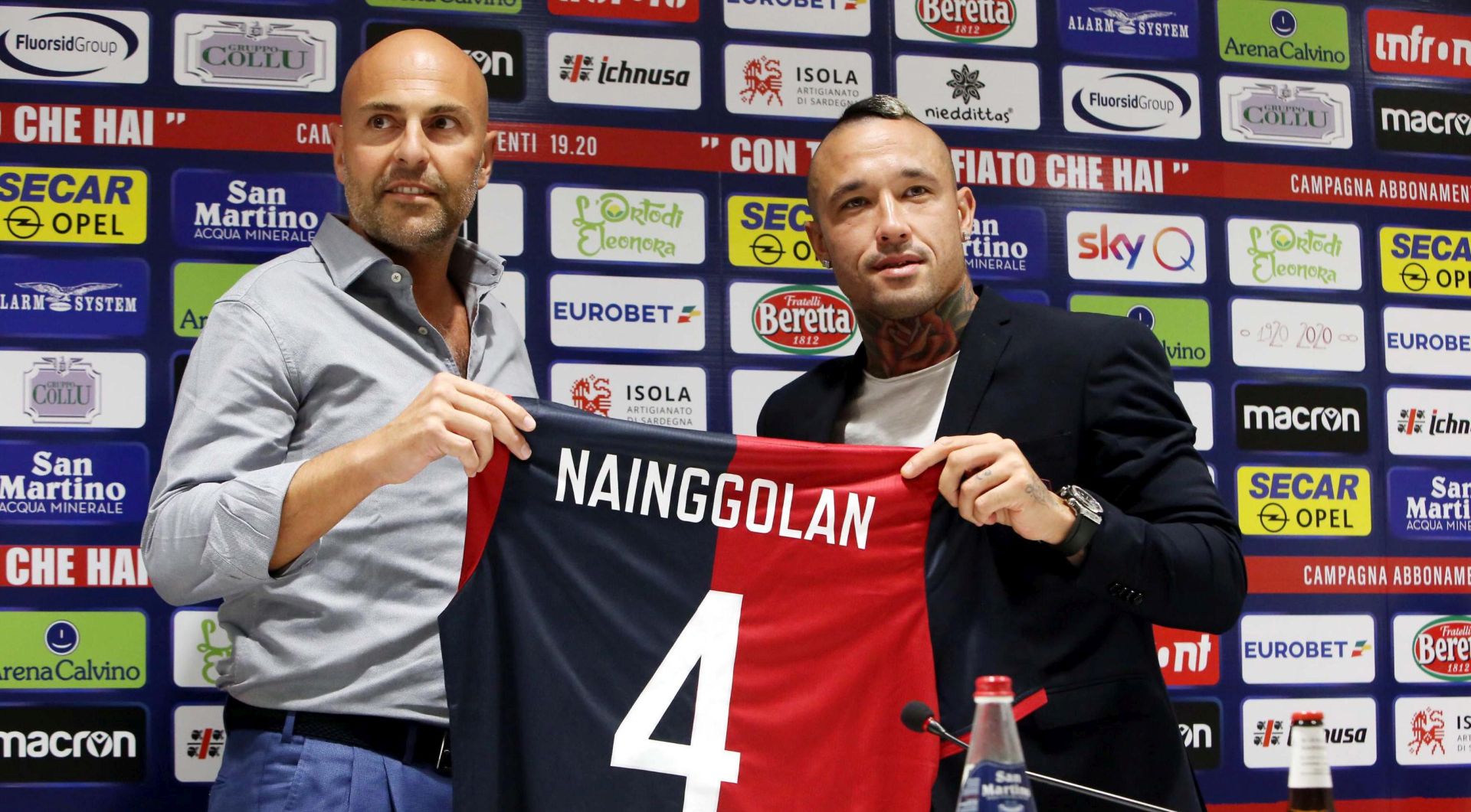 epa07758380 Cagliari Calcio's midfielder Radja Nainggolan (R) at Sardegna Arena stadium during his presentation, Cagliari, Italy, 05 August 2019. On the left Cagliari's president Tommaso Giulini.  EPA/FABIO MURRU