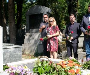Zagreb, 06.08.2019. - Na 10. obljetnicu smrti osnivačice i doživotne počasne predsjednice HNS-a Savke Dabčević - Kučar, izaslanstvo Hrvatske narodne stranke – liberalnih demokrata položilo je vijenac i zapalilo svijeće na njezinu posljednjem počivalištu na zagrebačkom groblju Mirogoj.
foto HINA/ Edvard ŠUŠAK/ es