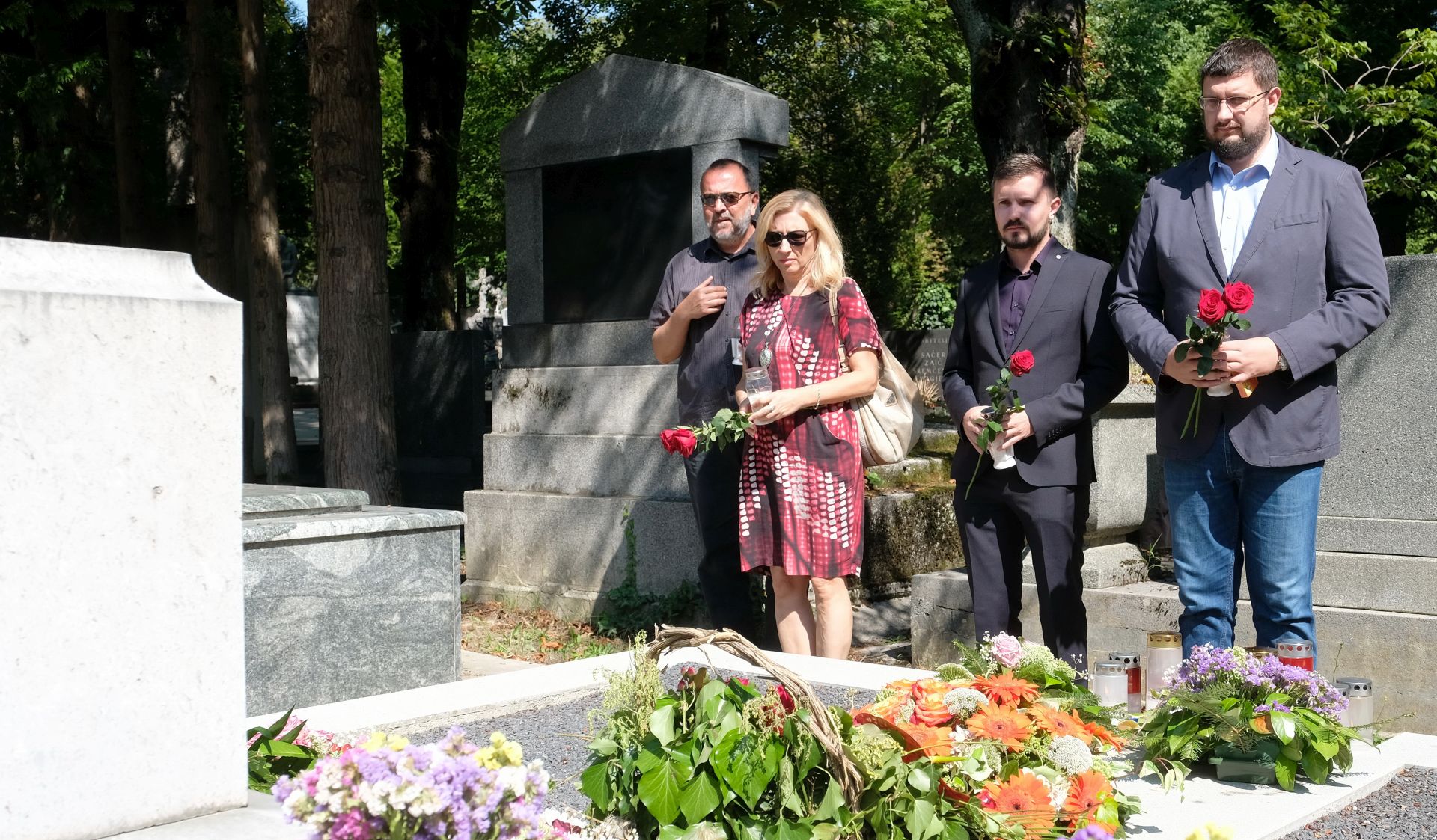 Zagreb, 06.08.2019. - Na 10. obljetnicu smrti osnivačice i doživotne počasne predsjednice HNS-a Savke Dabčević - Kučar, izaslanstvo Hrvatske narodne stranke – liberalnih demokrata položilo je vijenac i zapalilo svijeće na njezinu posljednjem počivalištu na zagrebačkom groblju Mirogoj.
foto HINA/ Edvard ŠUŠAK/ es
