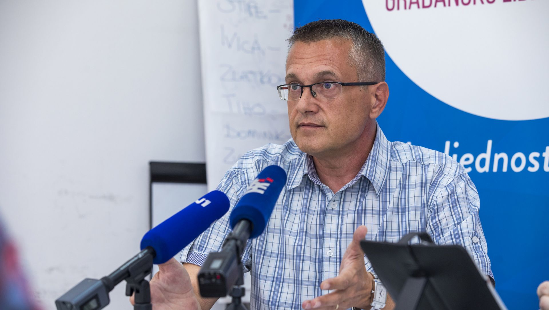 Split, 06.08.2019. - Održana je konferencija za medije splitske podružnice GLAS-a. Teme konferencije su bile nezakonito raspolaganje gradskim poslovnim prostorima i ignoriranje najtrofejnijeg gradskog sportskog kluba, kao i aktualne političke prilike u Splitu i Hrvatskoj. Na slici potpredsjednik i saborski zastupnik GLAS-a Goran Beus Richembergh.
foto/ HINA/ Miroslav LELAS/ lm