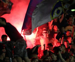 Zagreb, 06.08.2019 - Prva utakmica 3. kola kvalifikacija za nogometnu Ligu prvaka između GNK Dinama i Ferencvarosa na stadionu u Maksimiru. Na slici navijači Dinama zapalii su baklju na sjevernoj tribini.
foto HINA/ Damir SENČAR/ ds