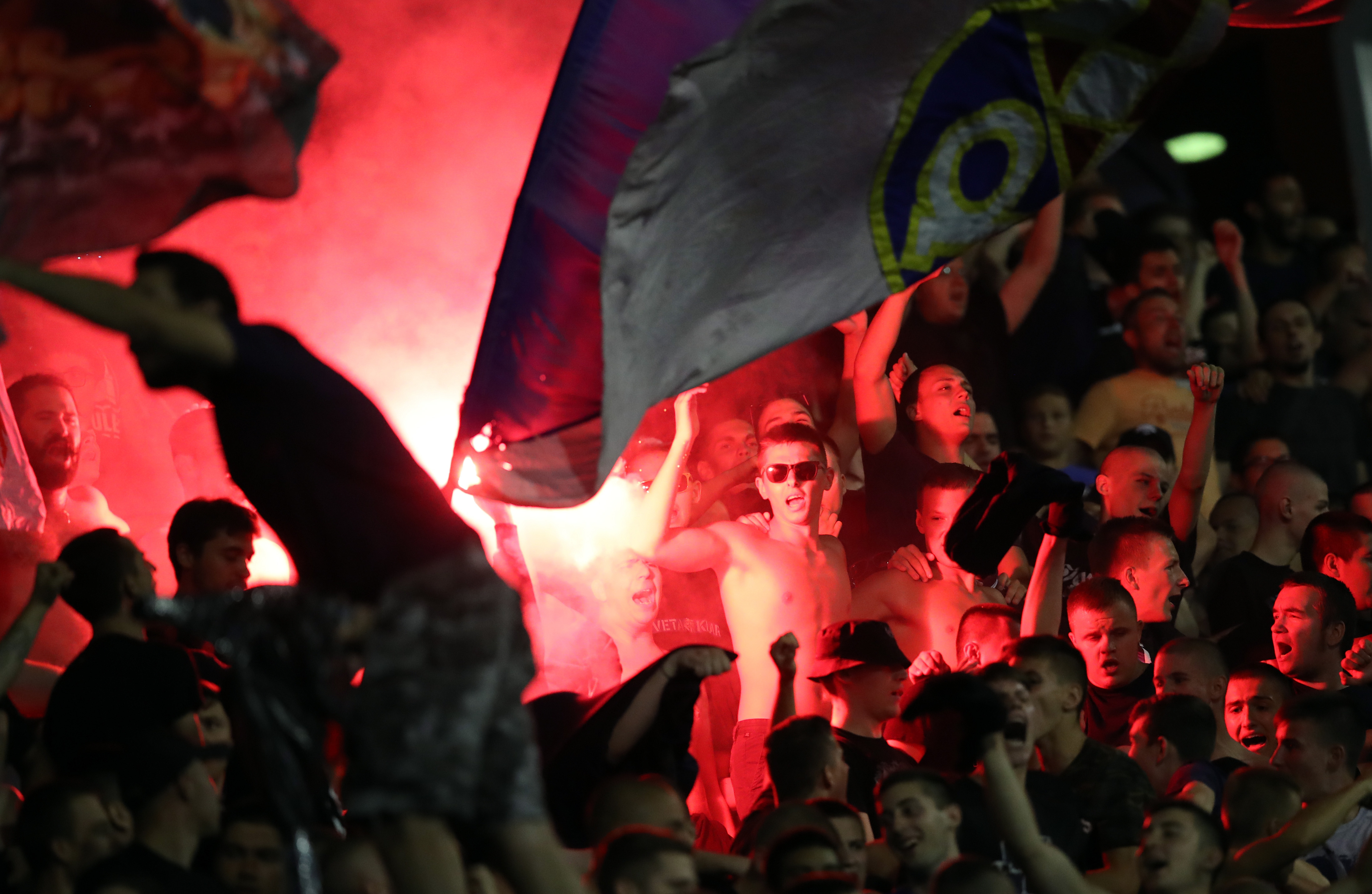 Zagreb, 06.08.2019 - Prva utakmica 3. kola kvalifikacija za nogometnu Ligu prvaka između GNK Dinama i Ferencvarosa na stadionu u Maksimiru. Na slici navijači Dinama zapalii su baklju na sjevernoj tribini.
foto HINA/ Damir SENČAR/ ds
