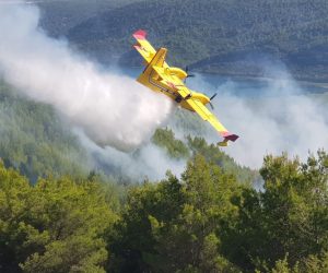 Skradin, 9.8.2019. - Na poarite Dubravice-Koviliæi kod Skradina dodatno su u petak upuæena jo tri Airtractora i jedan Canadair Protupoarnih namjenski organiziranih snaga Oruanih snaga RH, pa je na tom poaritu sveukupno est protupoarnih aviona - tri Canadaira i tri Airtractora, priopæeno je iz Ministarstva obrane RH. 
foto HINA/ MORH/ HRZ/ Marinko Karaèiæ/ ua