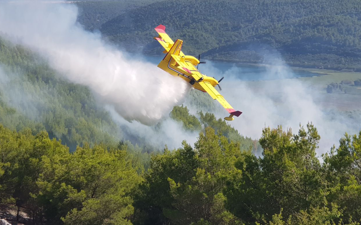 Skradin, 9.8.2019. - Na poarite Dubravice-Koviliæi kod Skradina dodatno su u petak upuæena jo tri Airtractora i jedan Canadair Protupoarnih namjenski organiziranih snaga Oruanih snaga RH, pa je na tom poaritu sveukupno est protupoarnih aviona - tri Canadaira i tri Airtractora, priopæeno je iz Ministarstva obrane RH. 
foto HINA/ MORH/ HRZ/ Marinko Karaèiæ/ ua