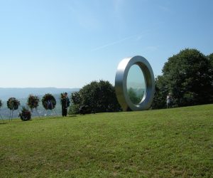 Hrvatska Kostajnica, 10.8.2019 - Ispred spomenika "Slomljeni pejza" na brdu Èukur iznad Hrvatske Kostajnice obiljeena je 28. godinjica pogibije Gordana Lederera, snimatelja Hrvatske radiotelevizije koji je poginuo na tom mjestu 1991. 
foto HINA/ ua