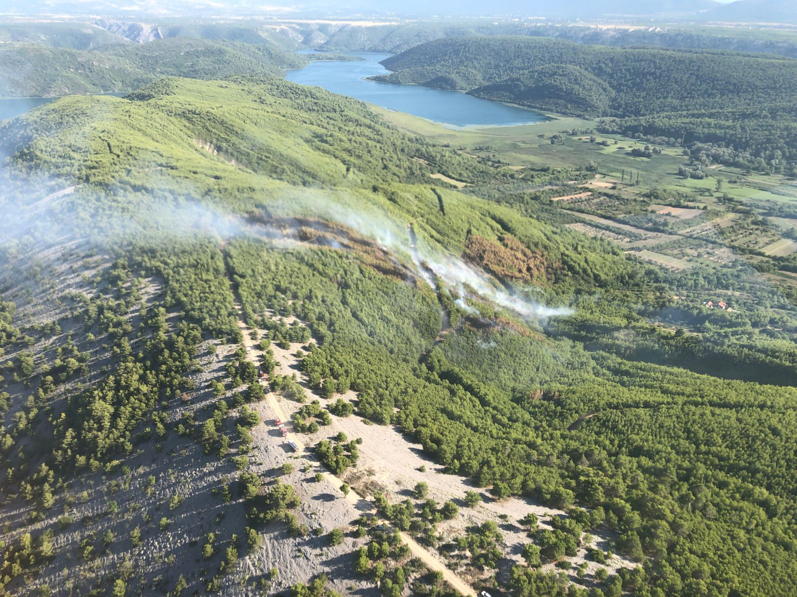 ibenik, 10.8.2019 - Jedan Airtractor AT-802 iz sastava Protupoarnih namjenski organiziranih snaga Oruanih snaga RH upuæen je u subotu, 10. kolovoza 2019. godine na poarite Dubravice-Koviliæi kod Skradina u ibensko-kninskoj upaniji kako bi i danas natapao opoareno podruèje, priopæeno je iz MORH-a.
foto HINA/ MORH/ OSRH/ OVZ Divulje/ M.Karaèiæ/ ua