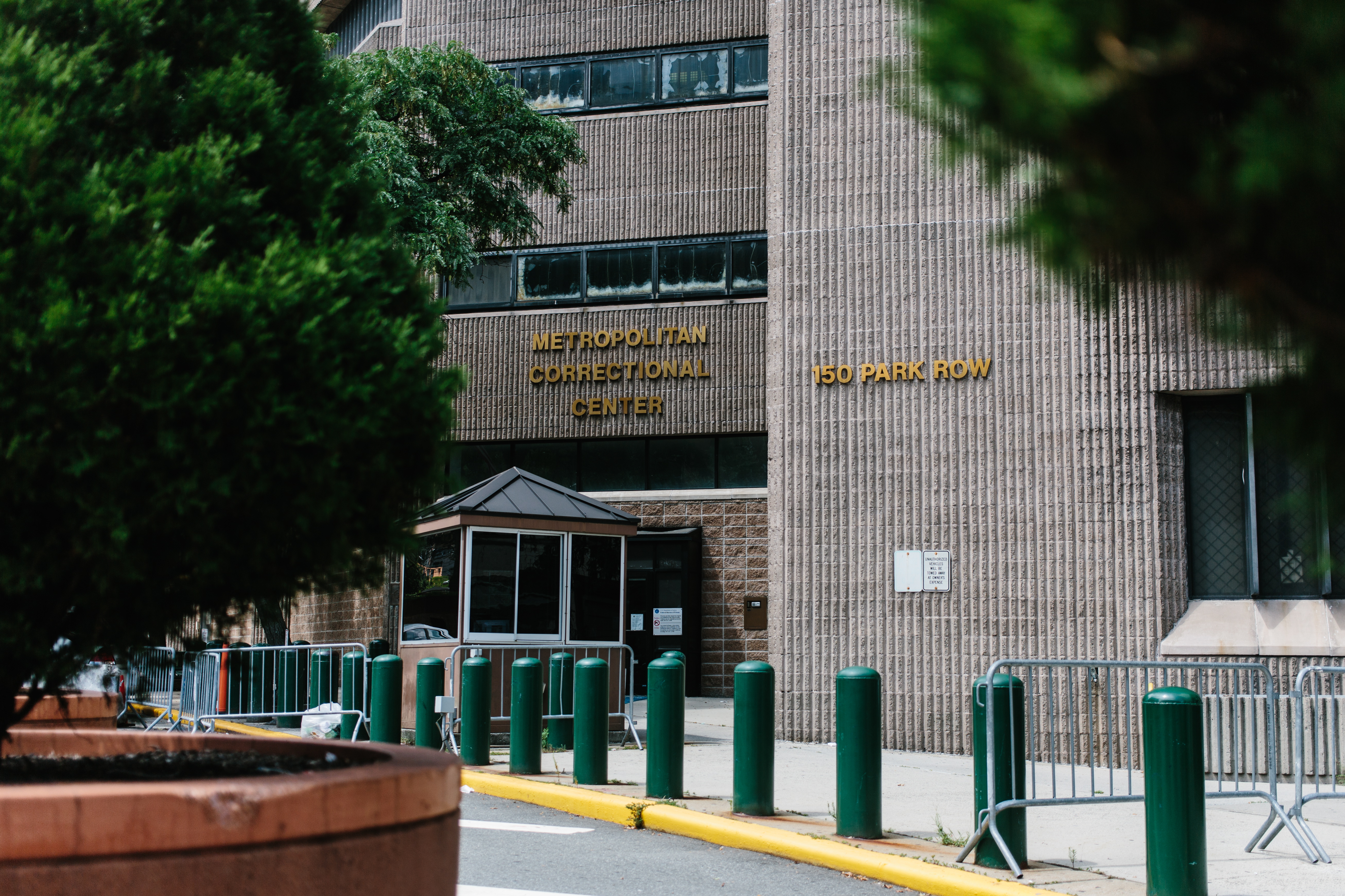 epa07766856 External view of the Manhattan Correctional Center where the US financier Jeffrey Epstein was found dead in New York, USA, 10 August 2019. According to media reports, Epstein was found dead in his prison cell on 10 August 2019 morning in the MCC Manhattan while awaiting trial on sex trafficking charges. An official confirmation by authorities of his death is pending.  EPA/ALBA VIGARAY