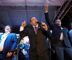 epa07769145 Candidate for the presidency of Guatemala Alejandro Giammattei (C) of the Vamos party and the party's candidate for vice president Guillemo Castillo (2-R) celebrate victory during the preliminary election results at a press conference in Guatemala City, Guatemala, 11 August 2019.  EPA/ESTEBAN BIBA