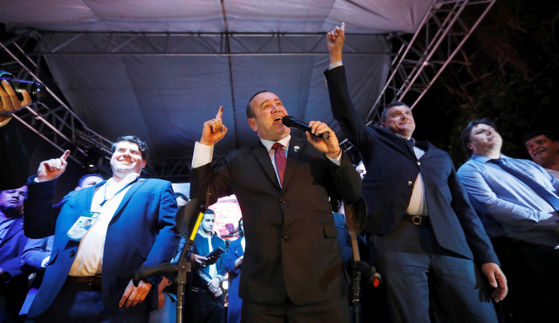 epa07769145 Candidate for the presidency of Guatemala Alejandro Giammattei (C) of the Vamos party and the party's candidate for vice president Guillemo Castillo (2-R) celebrate victory during the preliminary election results at a press conference in Guatemala City, Guatemala, 11 August 2019.  EPA/ESTEBAN BIBA