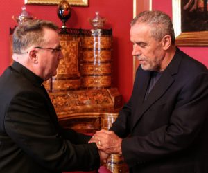 Zagreb, 13.8.2019.- Kardinal Josip Bozaniæ i zagrebaèki gradonaèelnik Milan Bandiæ sastali su se u u utorak, a na sastanku je, izmeðu ostalog, dogovoreno potpisivanje predugovora za lokaciju izgradnje svetita bl. Alojziju Stepincu na Trnjanskoj Savici. "Time æe se steæi zakonski preduvjeti za poèetak realizacije projekta gradnje crkve na Trnjanskoj Savici koja je prva upa posveæena blaenom Alojziju Stepincu nakon njegove beatifikacije 2. listopada 1998. godine", priopæeno je iz Zagrebaèke nadbiskupije.
foto HINA/ Zagrebaèka nadbiskupija/ ua